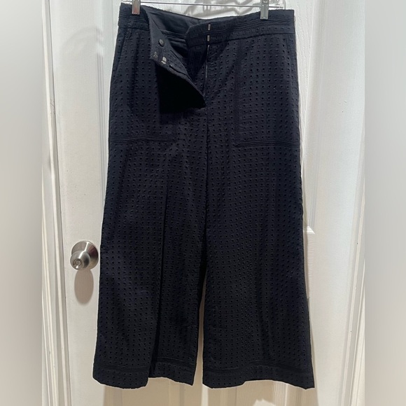 ANN TAYLOR BLACK WIDE LEG CROP HIGH RISE EYELET WOMENS PANTS SIZE 8 - Picture 3 of 9